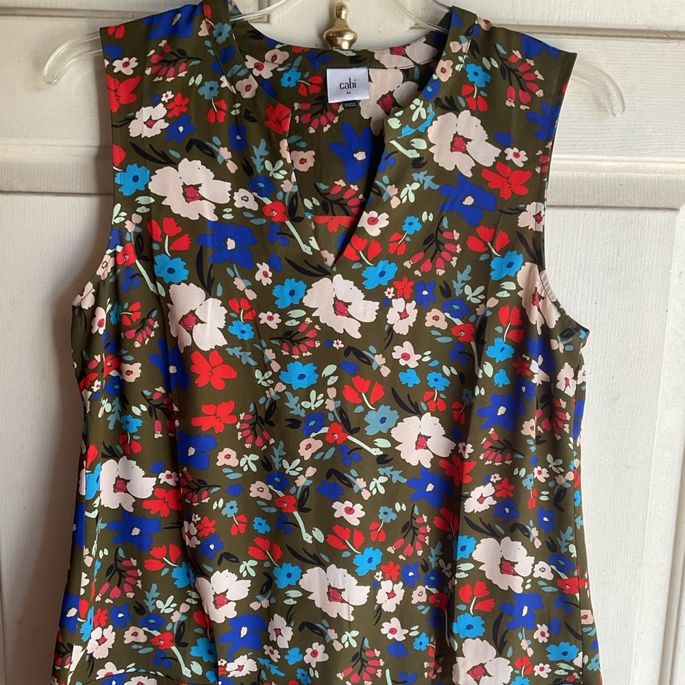 NEW:CAbi Floral Sleeveless Blouse - M. Red, Blue, White, Green LIGHTWEIGHT 40X28